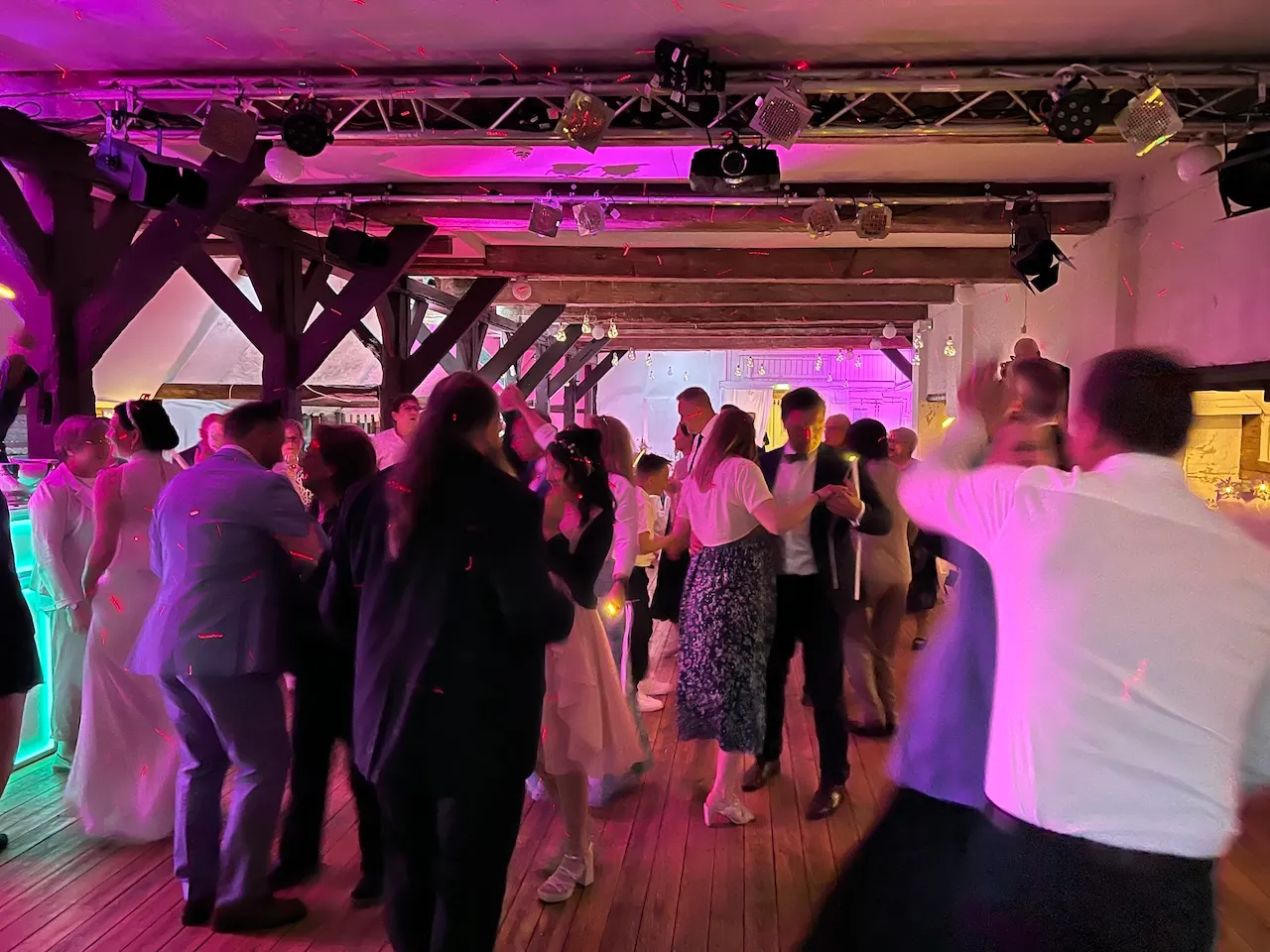 dj, dj hamburg, dj hochzeit, dj lübeck, dj kiel, dj schleswig holstein, dj heidekreis, dj event, dj lüneburg, dj firmenfeier, dj weihnachtsfeier, dj geburtstag, discjockey buchen, dj hochzeit hamburg, musik hochzeit,DJ Marco Schmidt - Tanzende Menschen auf der Tanzfläche