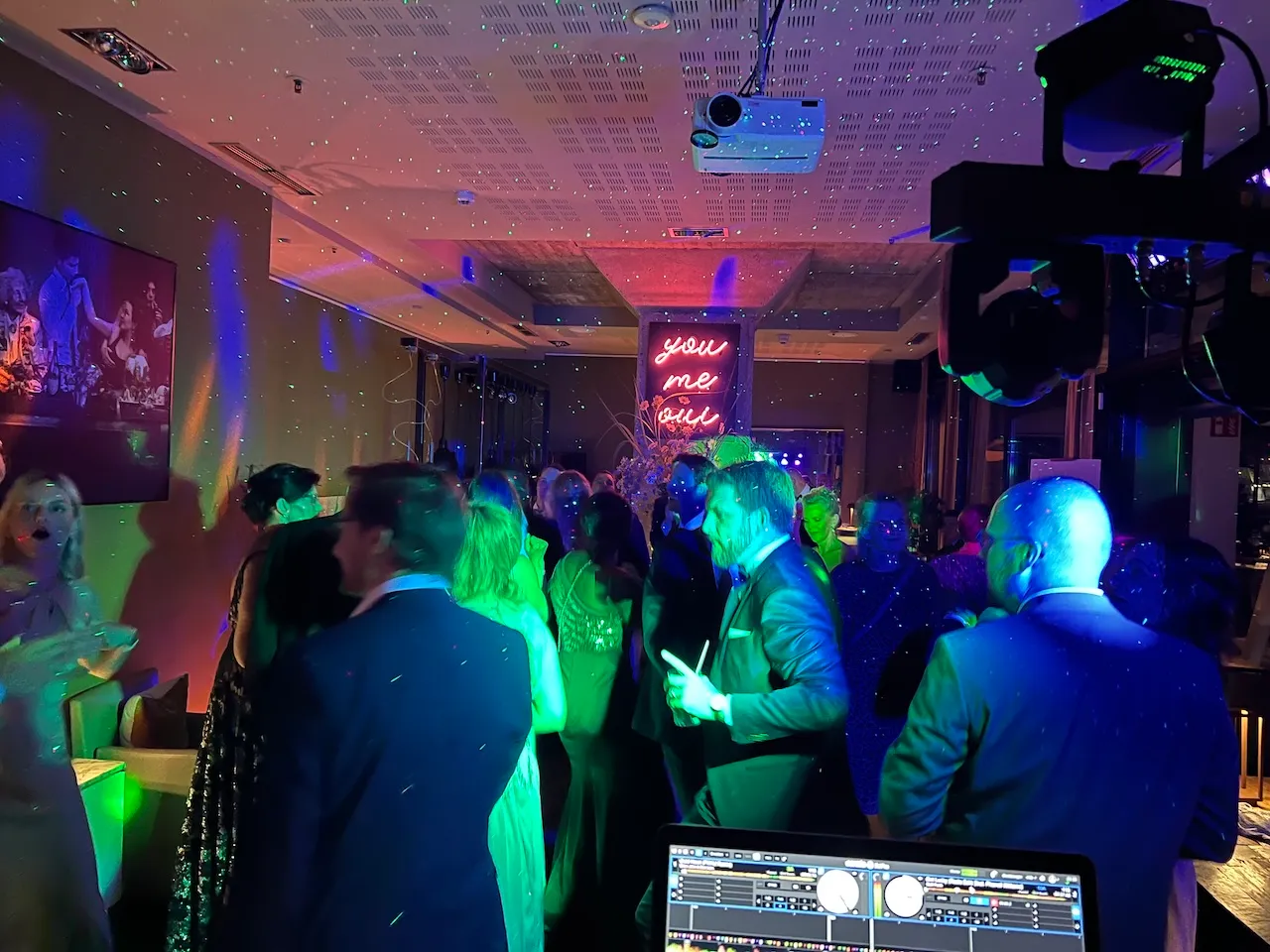 dj, dj hamburg, dj hochzeit, dj lübeck, dj kiel, dj schleswig holstein, dj heidekreis, dj event, dj lüneburg, dj firmenfeier, dj weihnachtsfeier, dj geburtstag, discjockey buchen, dj hochzeit hamburg, musik hochzeit,DJ Marco Schmidt - Tanzende Menschen auf der Tanzfläche
