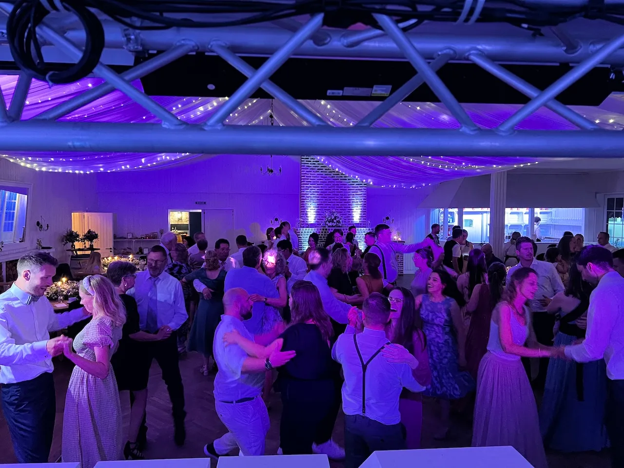 DJ Marco Schmidt - Tanzende Menschen auf der Tanzfläche